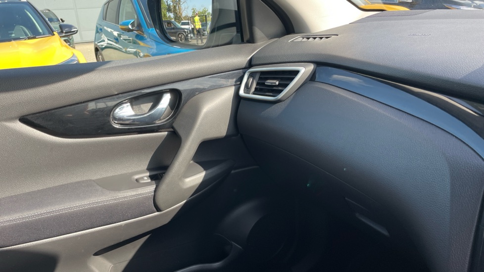 Nissan Qashqai 1.3 DiG-T Acenta Premium 5dr Petrol Hatchback - Image 46