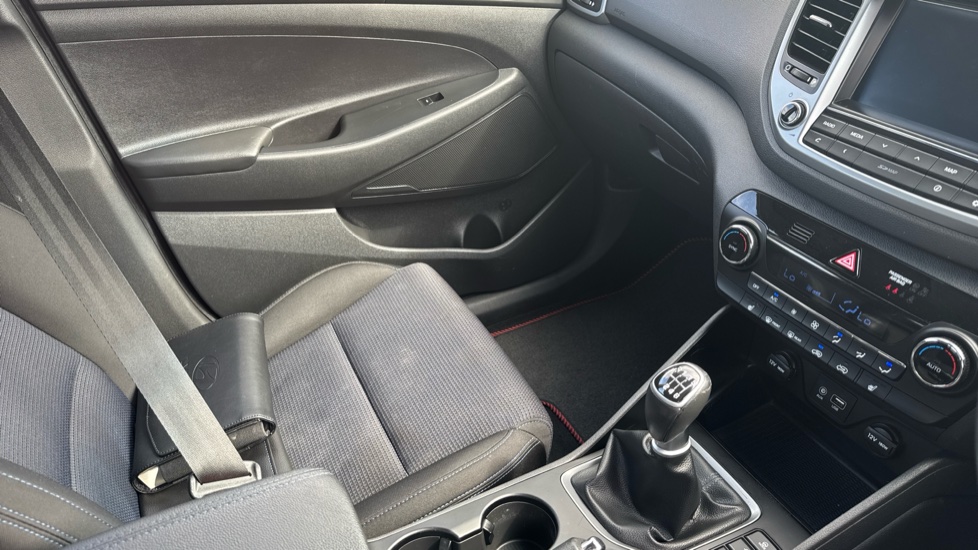 Hyundai TUCSON 1.7 CRDi Blue Drive SE Nav 5dr 2WD Diesel Estate - Image 14