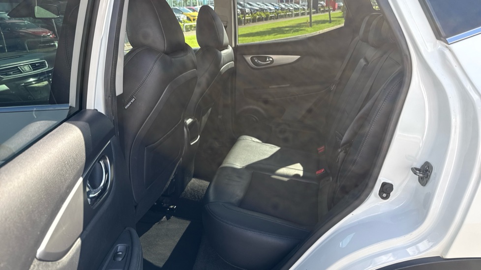 Nissan Qashqai 1.2 DiG-T Tekna 5dr Petrol Hatchback - Image 16