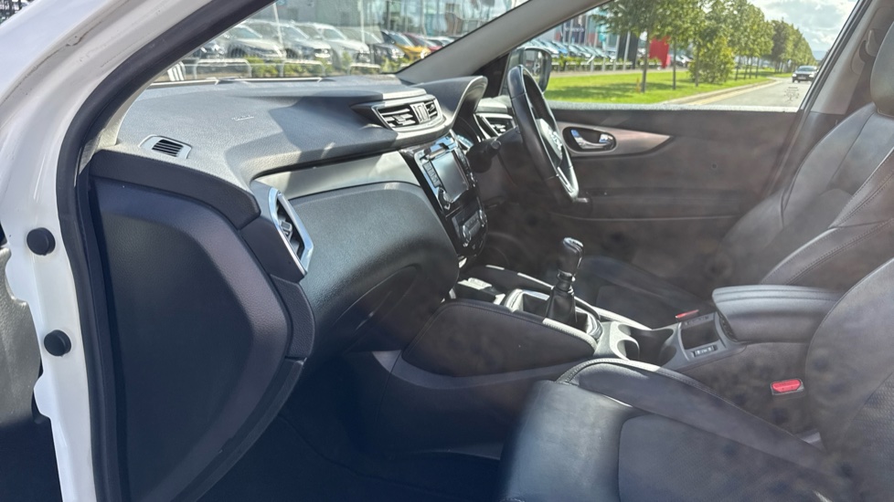 Nissan Qashqai 1.2 DiG-T Tekna 5dr Petrol Hatchback - Image 33
