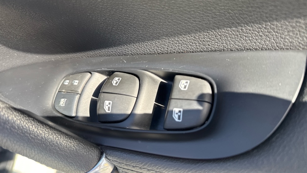 Nissan Qashqai 1.2 DiG-T Tekna 5dr Petrol Hatchback - Image 36