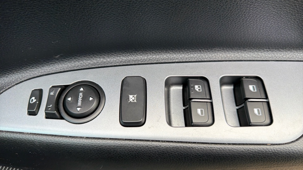 Kia Stonic 1.0T GDi 48V GT-Line S 5dr Petrol Estate - Image 41