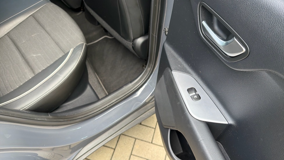 Kia Stonic 1.0T GDi 48V GT-Line S 5dr Petrol Estate - Image 45