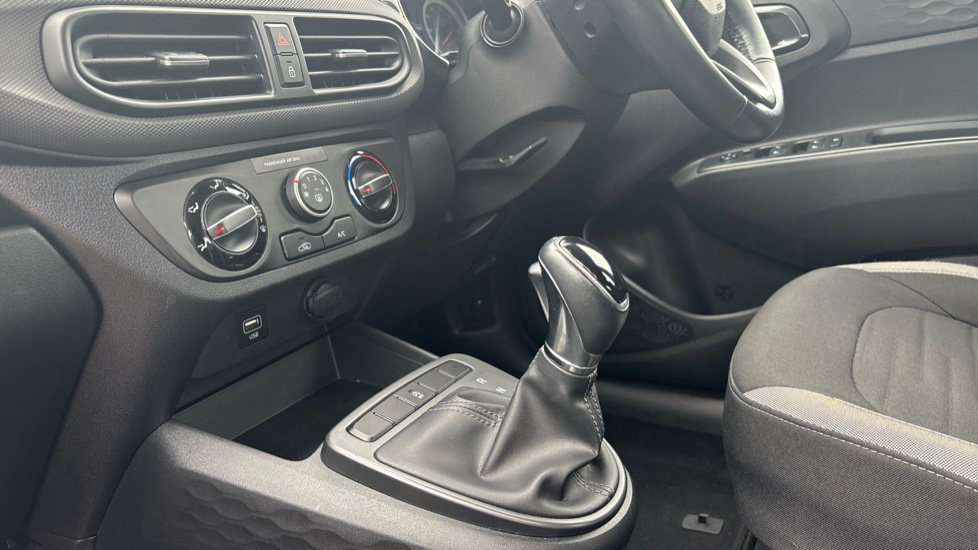 Hyundai i10 1.0 MPi SE Connect 5dr Auto Petrol Hatchback - Image 13