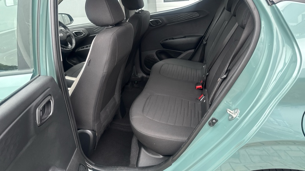 Hyundai i10 1.0 Advance 5dr Petrol Hatchback - Image 16