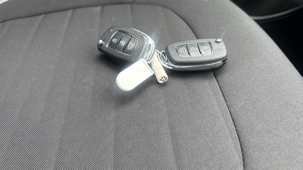 Hyundai i10 1.0 Advance 5dr Petrol Hatchback - Image 20