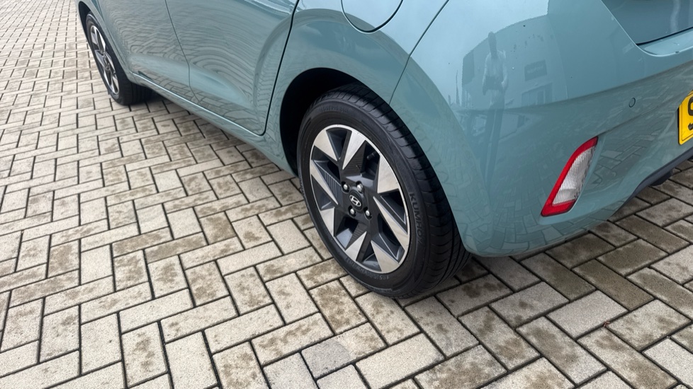 Hyundai i10 1.0 Advance 5dr Petrol Hatchback - Image 24
