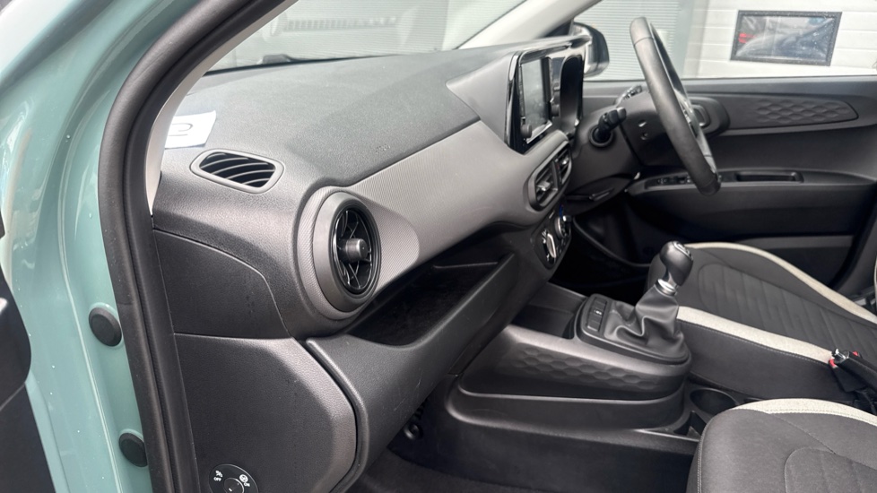 Hyundai i10 1.0 Advance 5dr Petrol Hatchback - Image 29