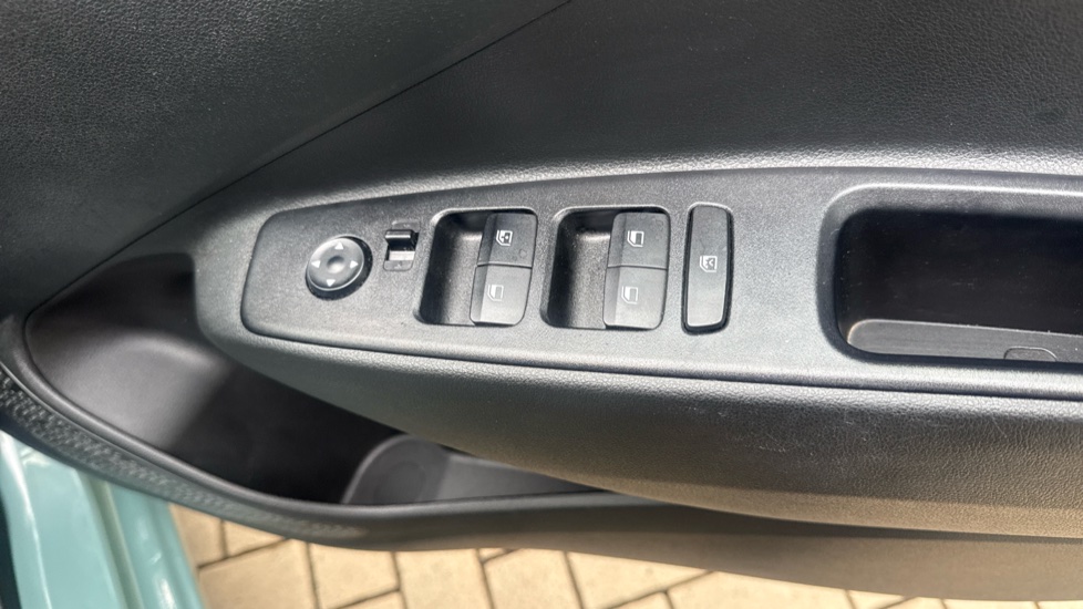 Hyundai i10 1.0 Advance 5dr Petrol Hatchback - Image 30