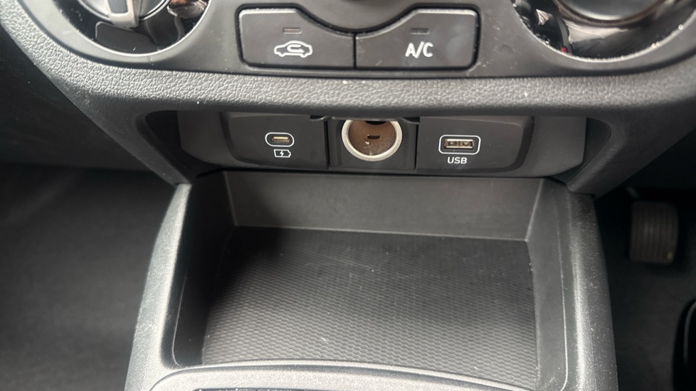 Hyundai i10 1.0 Advance 5dr Petrol Hatchback - Image 38