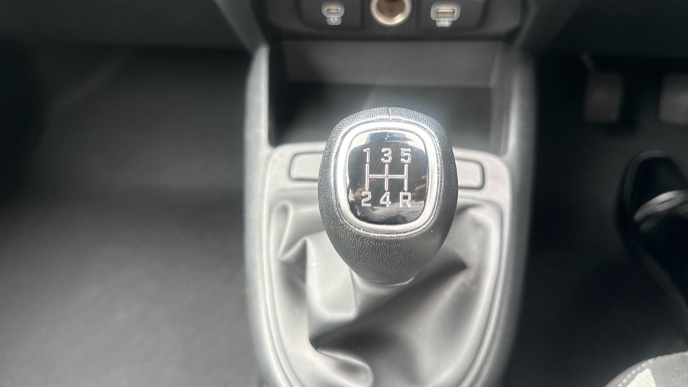 Hyundai i10 1.0 Advance 5dr Petrol Hatchback - Image 39