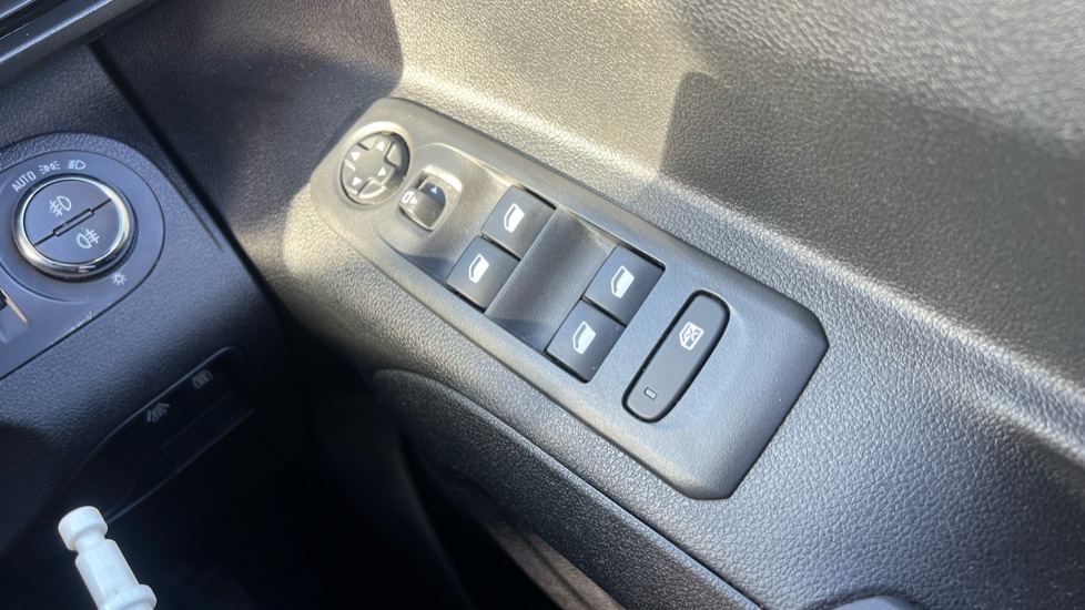 Vauxhall Combo Life 1.5 Turbo D SE 5dr [7 seat] Diesel Estate - Image 25