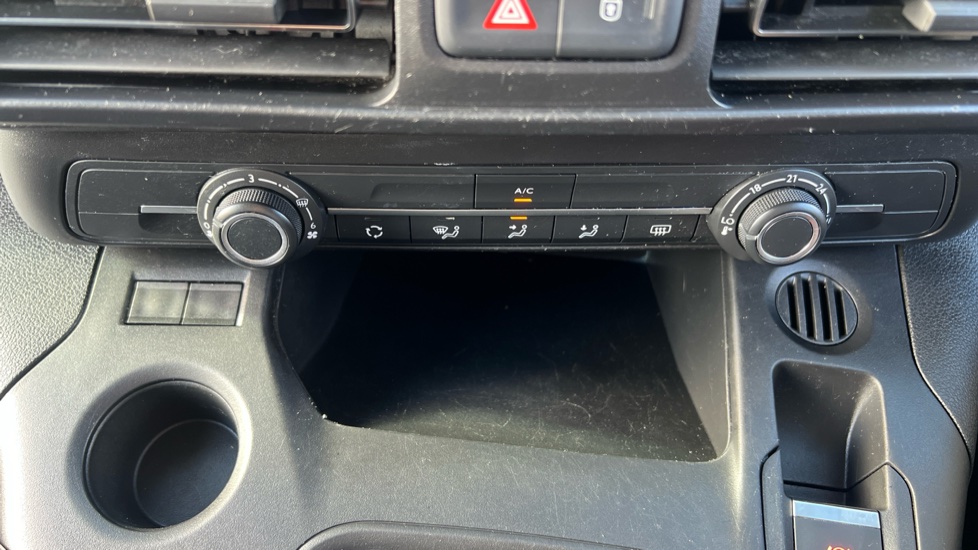 Vauxhall Combo Life 1.5 Turbo D SE 5dr [7 seat] Diesel Estate - Image 31
