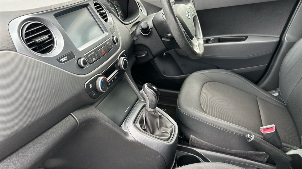 Hyundai i10 1.2 Premium 5dr Auto Petrol Hatchback - Image 13