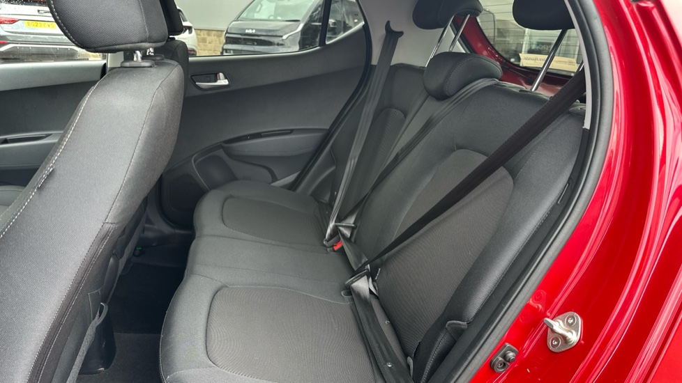Hyundai i10 1.2 Premium 5dr Auto Petrol Hatchback - Image 16