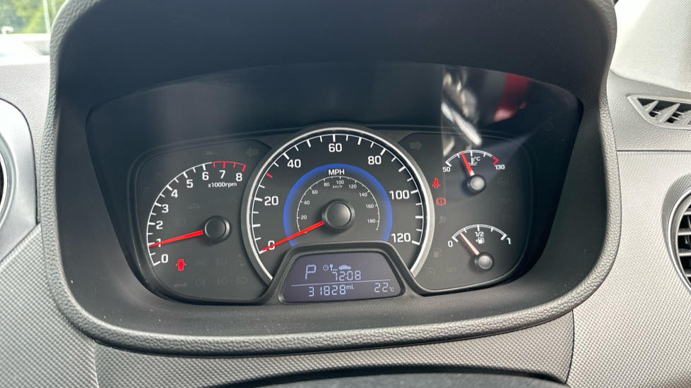 Hyundai i10 1.2 Premium 5dr Auto Petrol Hatchback - Image 18