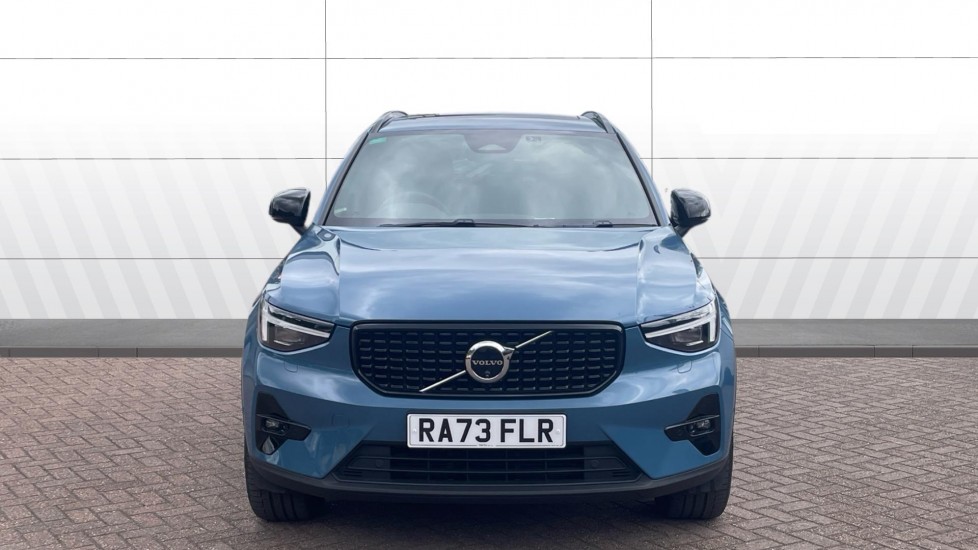 Volvo XC40 2.0 B4P Ultimate Dark 5dr Auto Petrol Estate - Image 3