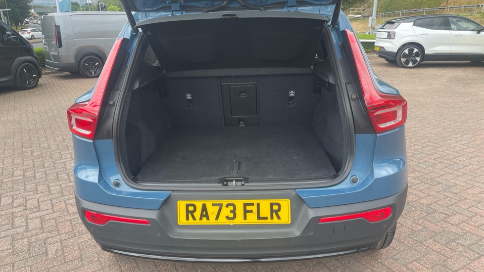 Volvo XC40 2.0 B4P Ultimate Dark 5dr Auto Petrol Estate - Image 4