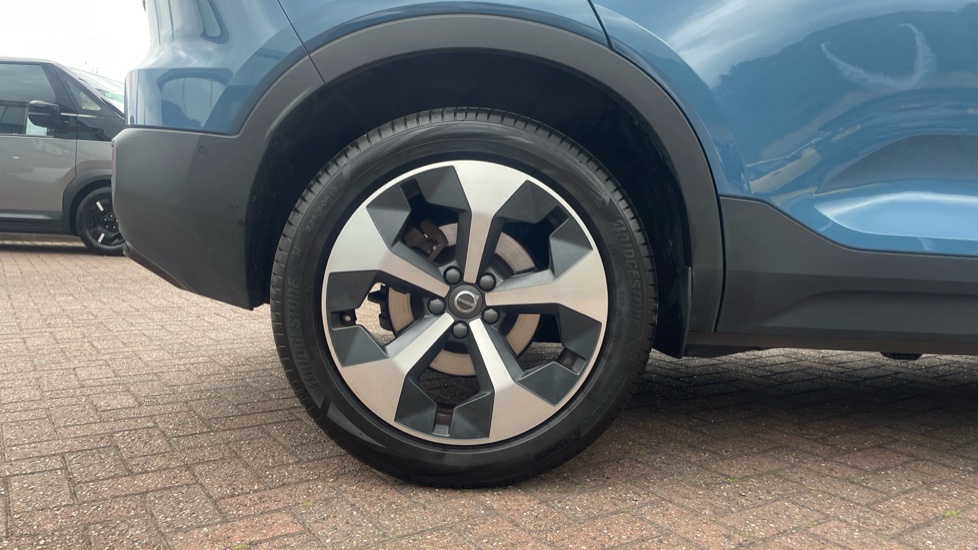 Volvo XC40 2.0 B4P Ultimate Dark 5dr Auto Petrol Estate - Image 7
