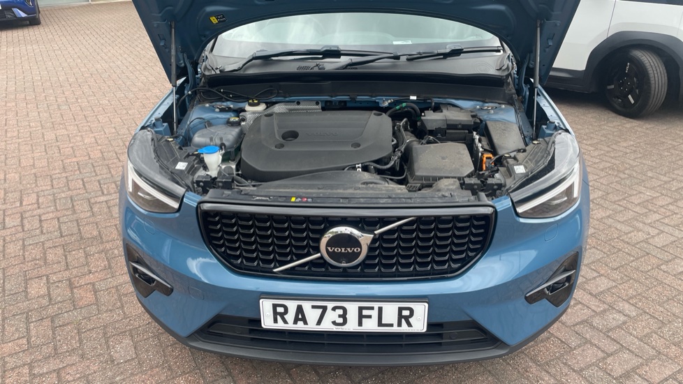Volvo XC40 2.0 B4P Ultimate Dark 5dr Auto Petrol Estate - Image 8