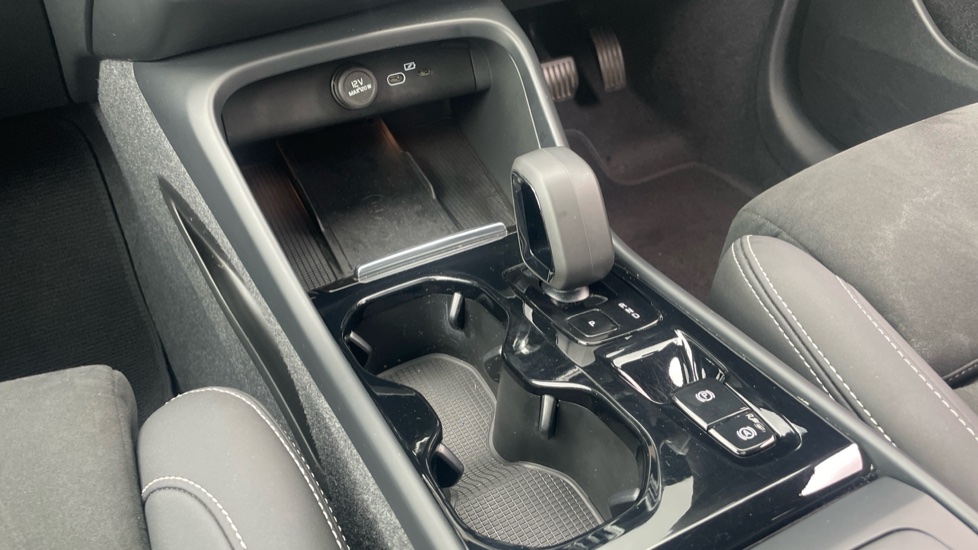 Volvo XC40 2.0 B4P Ultimate Dark 5dr Auto Petrol Estate - Image 13