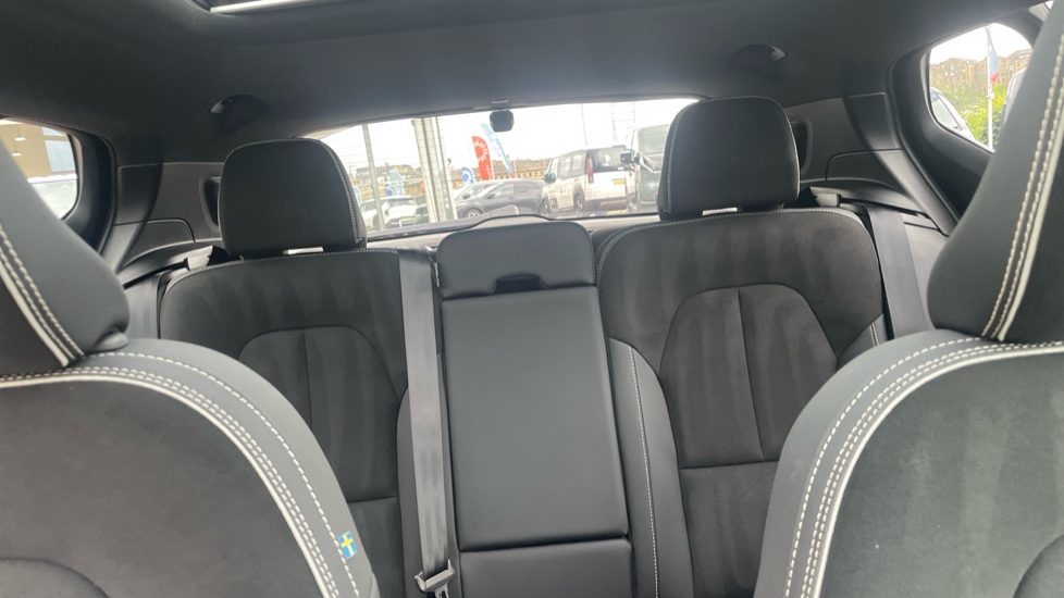 Volvo XC40 2.0 B4P Ultimate Dark 5dr Auto Petrol Estate - Image 15