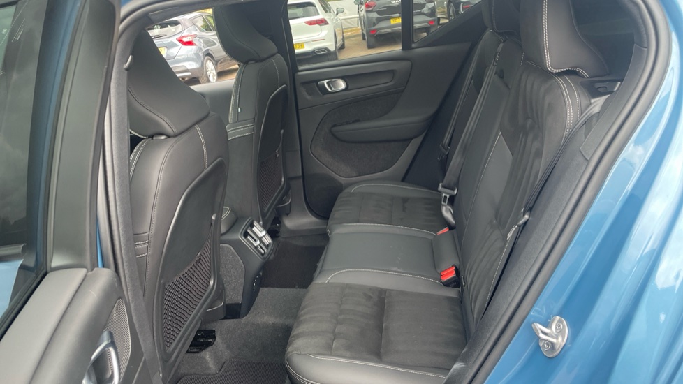 Volvo XC40 2.0 B4P Ultimate Dark 5dr Auto Petrol Estate - Image 16