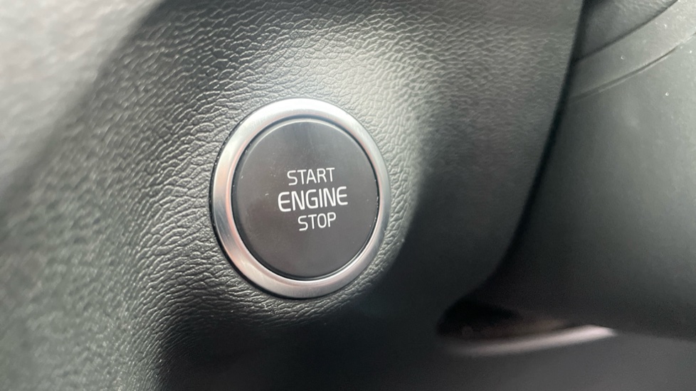Volvo XC40 2.0 B4P Ultimate Dark 5dr Auto Petrol Estate - Image 22