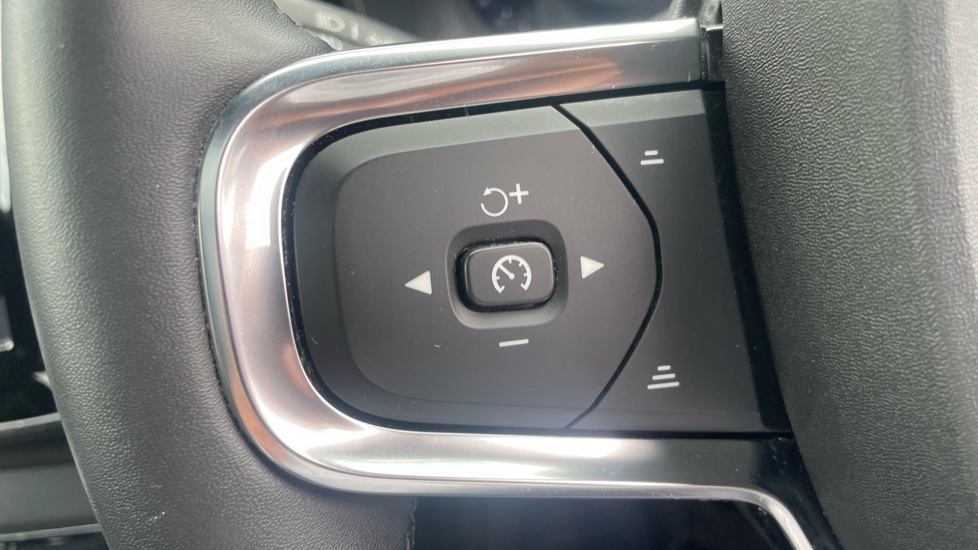 Volvo XC40 2.0 B4P Ultimate Dark 5dr Auto Petrol Estate - Image 23