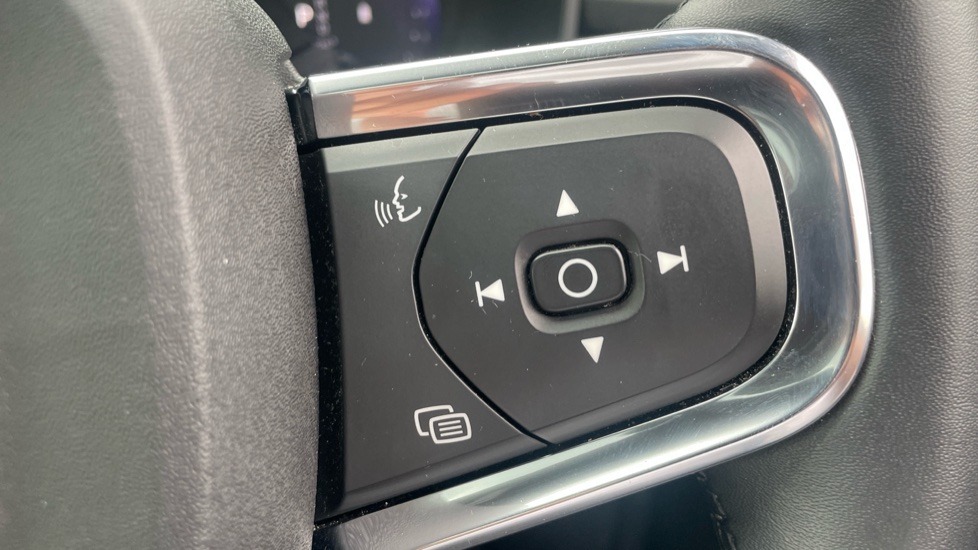 Volvo XC40 2.0 B4P Ultimate Dark 5dr Auto Petrol Estate - Image 24