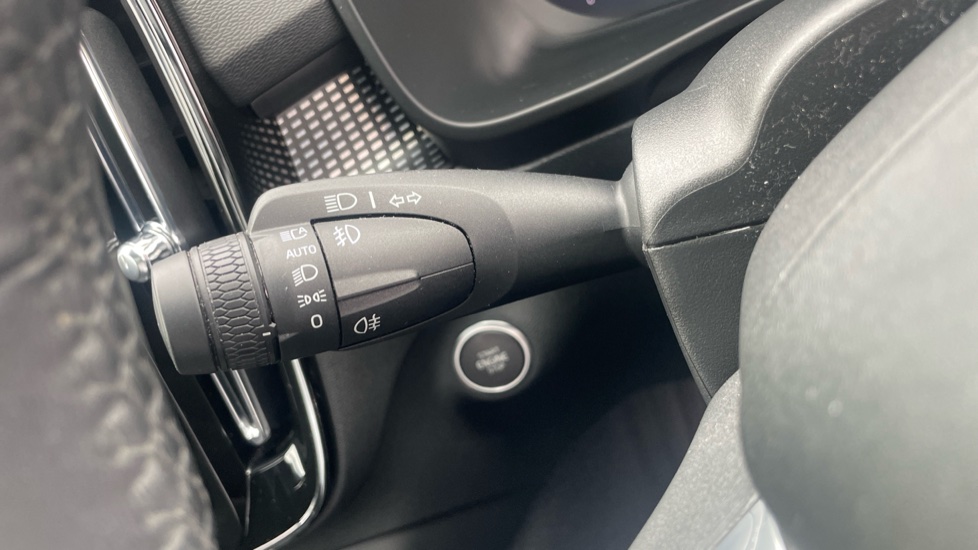 Volvo XC40 2.0 B4P Ultimate Dark 5dr Auto Petrol Estate - Image 26