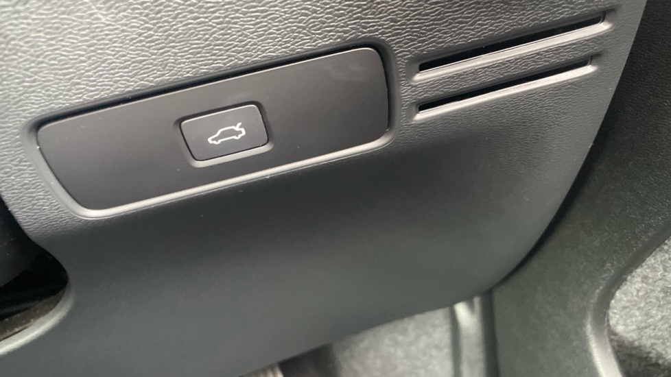 Volvo XC40 2.0 B4P Ultimate Dark 5dr Auto Petrol Estate - Image 31