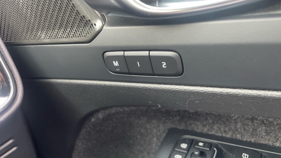 Volvo XC40 2.0 B4P Ultimate Dark 5dr Auto Petrol Estate - Image 33