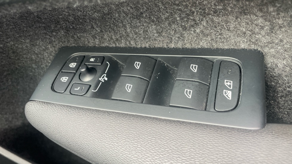 Volvo XC40 2.0 B4P Ultimate Dark 5dr Auto Petrol Estate - Image 34