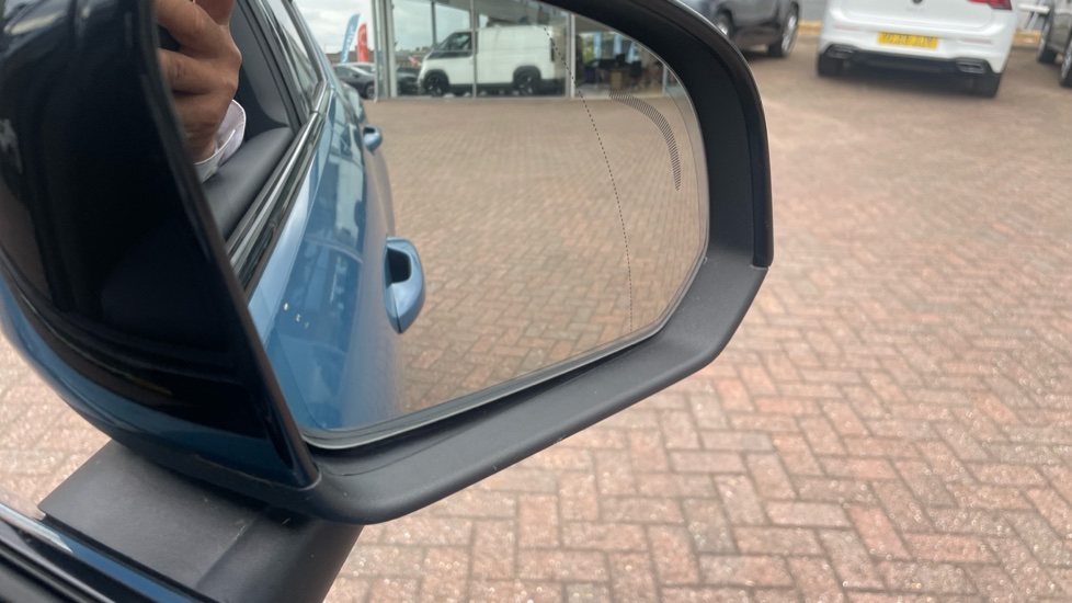 Volvo XC40 2.0 B4P Ultimate Dark 5dr Auto Petrol Estate - Image 35