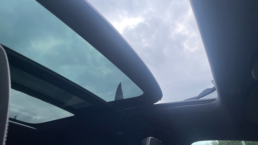Volvo XC40 2.0 B4P Ultimate Dark 5dr Auto Petrol Estate - Image 37
