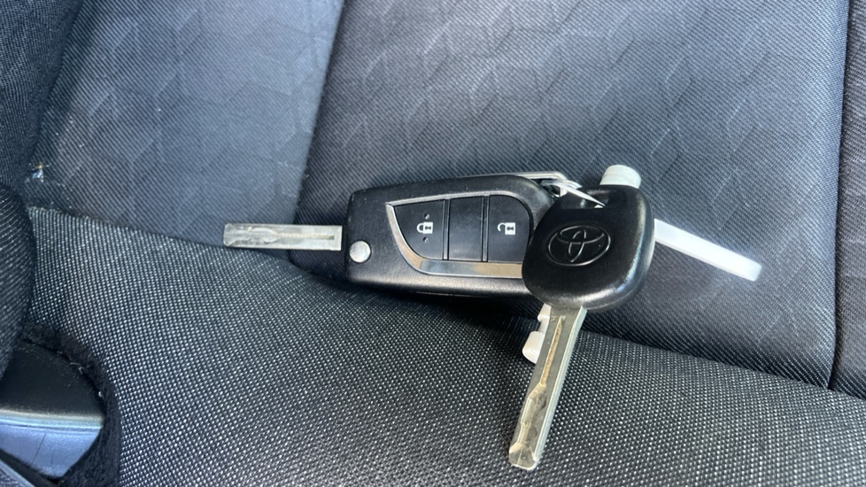 Toyota Yaris 1.5 Hybrid Icon 5dr CVT Hybrid Hatchback - Image 20