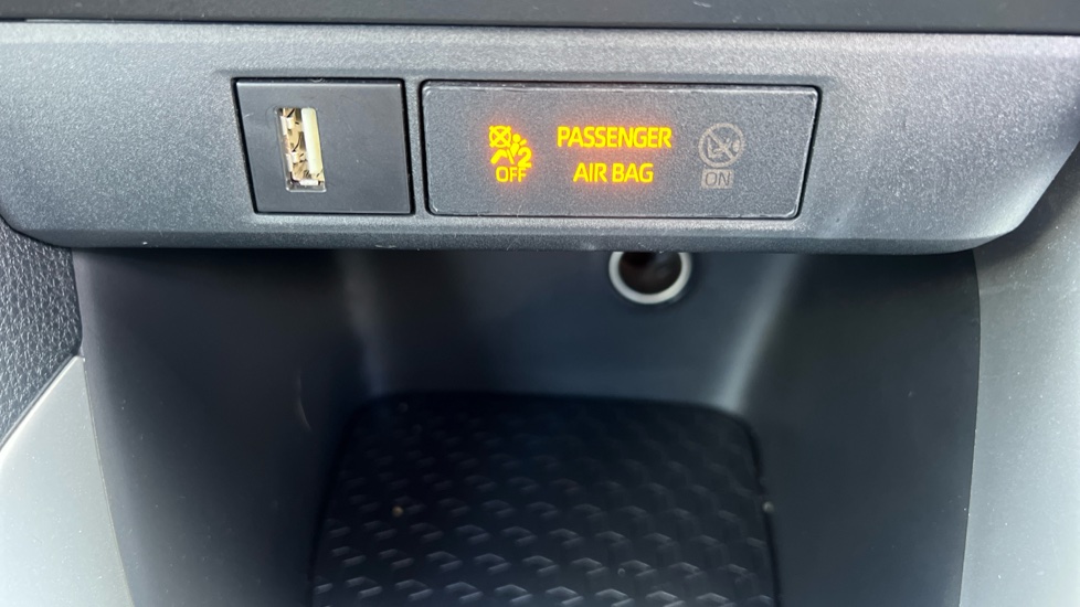 Toyota Yaris 1.5 Hybrid Icon 5dr CVT Hybrid Hatchback - Image 33