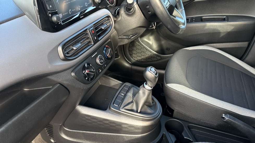 Hyundai i10 1.0 MPi SE Connect 5dr Petrol Hatchback - Image 13