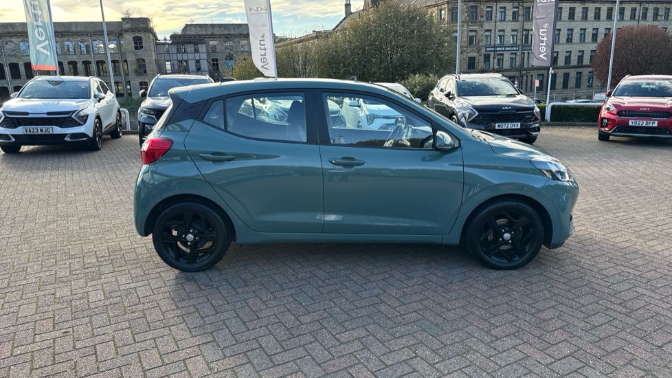 Hyundai i10 1.0 MPi SE Connect 5dr Petrol Hatchback - Image 29