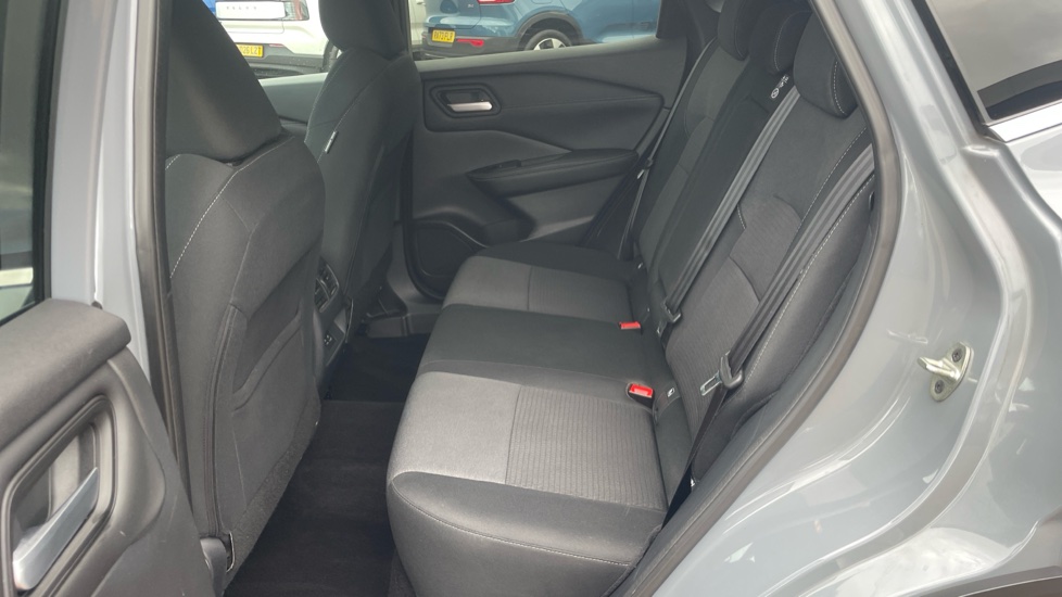 Nissan Qashqai 1.3 DiG-T MH N-Connecta 5dr Petrol Hatchback - Image 16