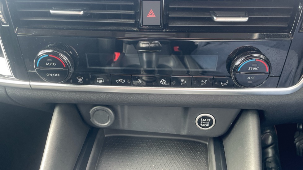 Nissan Qashqai 1.3 DiG-T MH N-Connecta 5dr Petrol Hatchback - Image 32