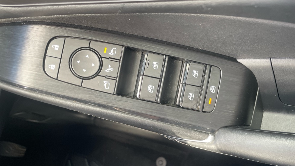 Nissan Qashqai 1.3 DiG-T MH N-Connecta 5dr Petrol Hatchback - Image 45