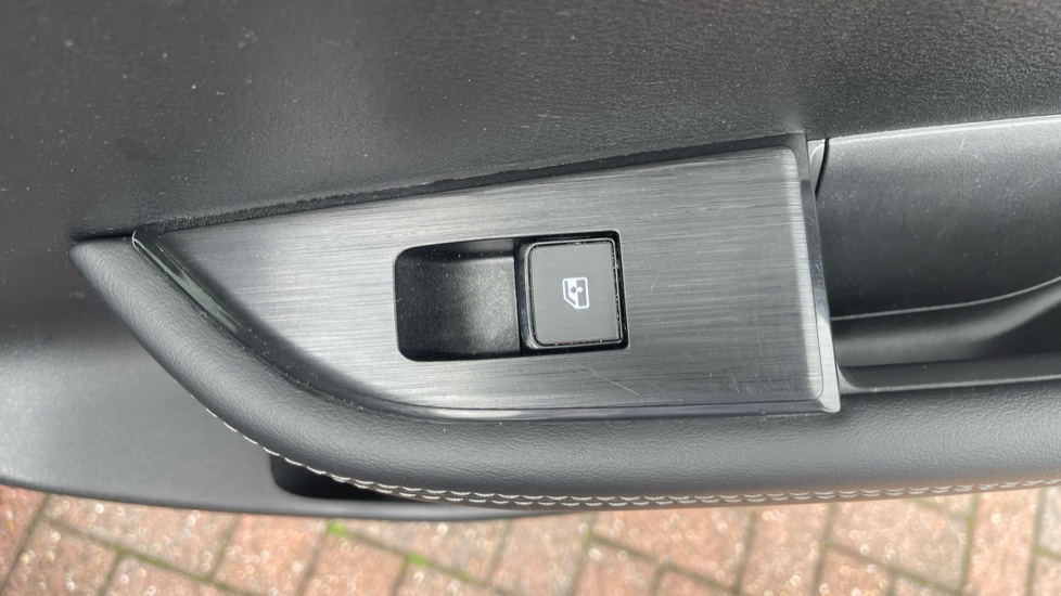 Nissan Qashqai 1.3 DiG-T MH N-Connecta 5dr Petrol Hatchback - Image 49