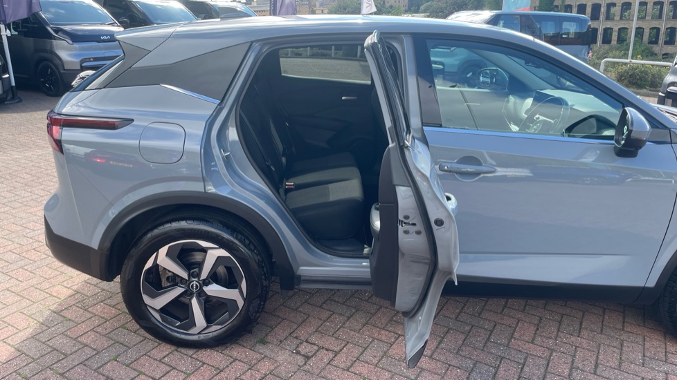 Nissan Qashqai 1.3 DiG-T MH N-Connecta 5dr Petrol Hatchback - Image 57