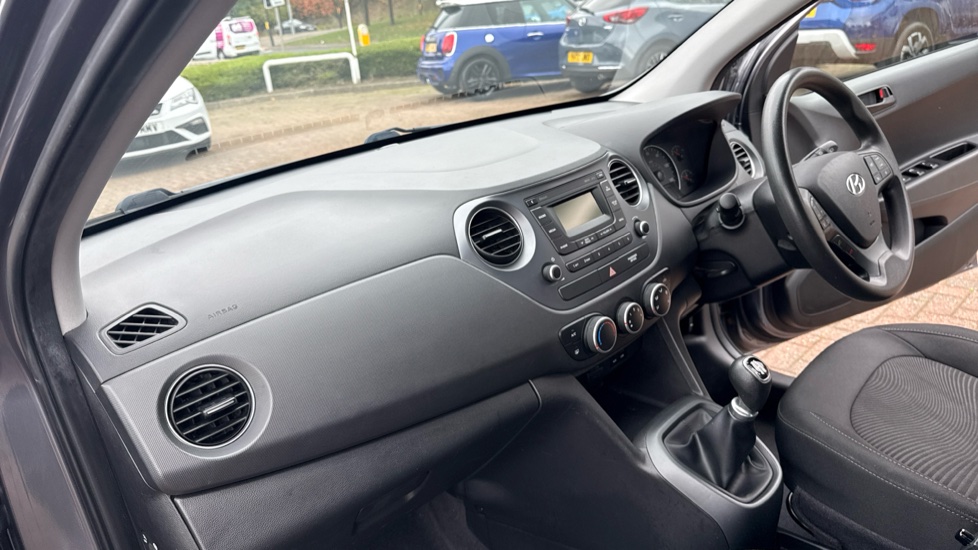 Hyundai i10 1.2 SE 5dr Petrol Hatchback - Image 9