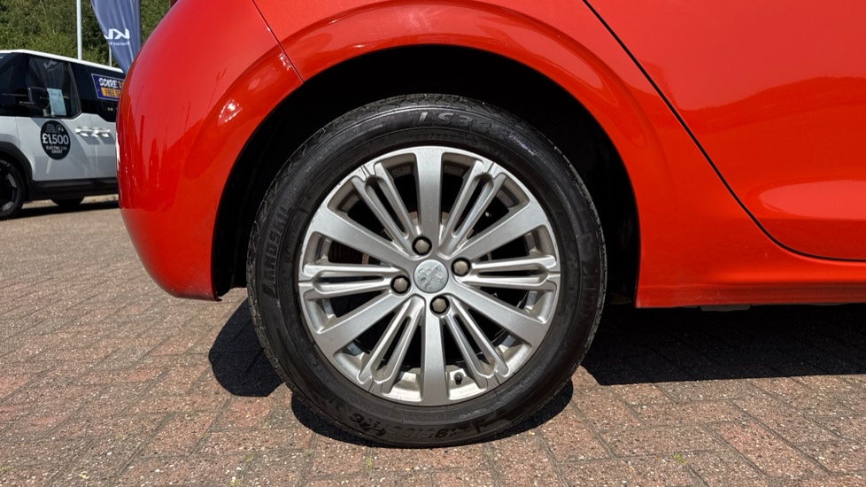 Peugeot 208 1.2 PureTech 82 Allure 5dr Petrol Hatchback - Image 7