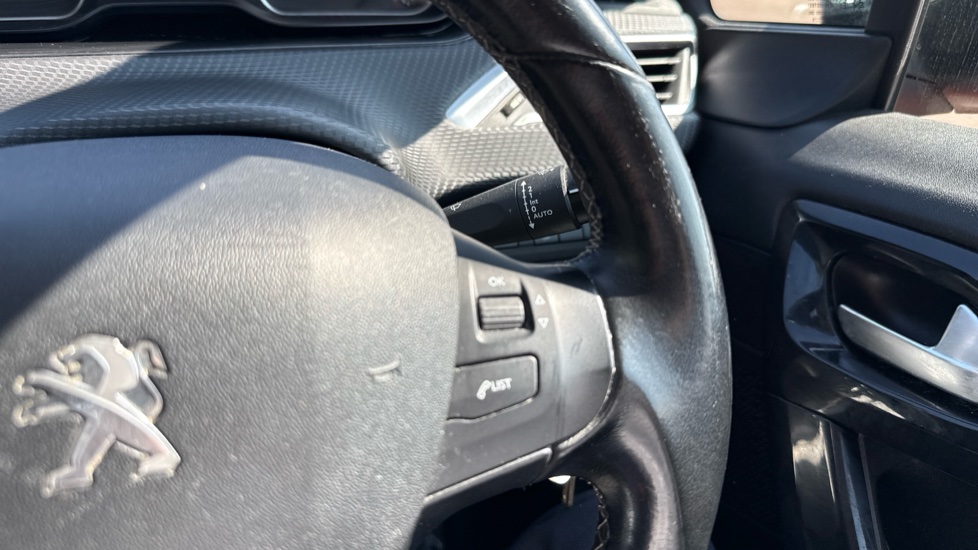 Peugeot 208 1.2 PureTech 82 Allure 5dr Petrol Hatchback - Image 21