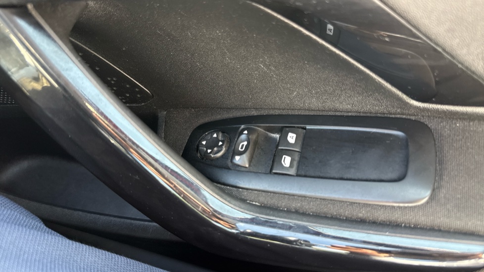 Peugeot 208 1.2 PureTech 82 Allure 5dr Petrol Hatchback - Image 25