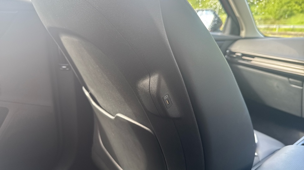 Kia EV6 125kW Wave 63kWh 5dr Auto Electric Estate - Image 40